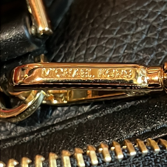 MICHAEL KORS BLACK GOLD SATCHEL HANDBAG/SHOULDER BAG VERY ROOMY NEW ADJ STRAP - Picture 8 of 15